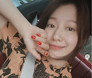 '최태준♥' 박신혜, 화장은 안했어도 빨간 손톱은 포기 못해 [TEN★]