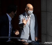 '사자명예훼손' 전두환, 항소심 출석 광주行..취재진에 손 흔들어(종합)