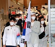 [포토] 김연경-전웅태, 대형 태극기와 함께 귀국