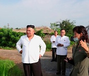 주민들은 무상배급 기대했는데.. 北, 軍식량 400만t 판다