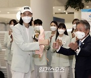 [포토]김연경, 축하꽃다발 받고 주먹인사