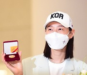 [MD포토] 김연경 '기념주화 들고 포즈는 멋있게'