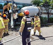 동작구서 레미콘 차량 전봇대 충돌