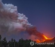 연기 내뿜는 이탈리아 에트나 화산