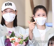 팬들 향해 하트 날리는 김연경·김수지