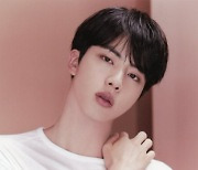 방탄소년단 진, 장르를 뛰어넘는 예술가들의 뮤즈 '큐브 아트'로 재탄생