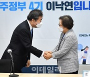 [포토]'악수하는 이낙연-강정화'