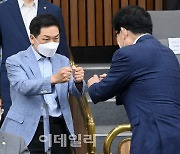 [포토]원내대책회의, '의원들과 인사하는 김기현'