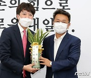 靑 "9월 정기국회 전 文대통령-이준석 회동 성사 노력"