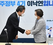 강정화 한국소비자연맹 회장과 악수하는 이낙연 후보