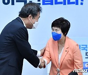 전혜숙 의원과 인사하는 이낙연 후보