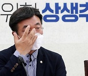 원내대책회의 참석한 윤호중