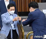 주먹 인사하는 김기현