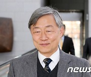 靑, 최재형측 '文부친도 친일파' 언급에 "후보로서 부적절 처신"(종합)