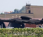 A-10 공격기 앞으로 지나가는 U-2S