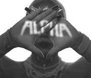 '컴백' CL, 첫 솔로 정규앨범 'ALPHA'..강렬한 카리스마