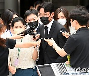 [포토] 첫 공판 마치고 발걸음 옮기는 하정우