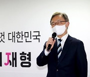 최재형 측 '文부친 친일' 의혹 제기에..靑 "매우 부적절 처신"