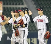 '윈나우' LG 후반기 4-0 산뜻한 출발..선두 KT 1게임 차 추격