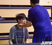 [JB포토] U19 여자농구월드컵, 고은채의 부상 부위를 만져보는 서혁준 팀닥터