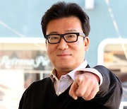 Director Yoon Je-kyun, producer Lynda Obst to launch joint K-pop project