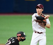 김혜성 '위기 탈출하는 깔끔한 병살' [MK포토]