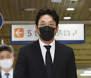 [MD포토] 재판장 향하는 하정우 '담담한 표정'