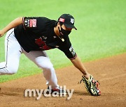 [MD포토] 타구 더듬는 강백호 '마음이 급하다'