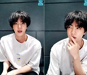 방탄소년단 진, 콜드플레이와 협업곡 발매 예고 "좋아하는 외국분과 사진 찍어"[V라이브]