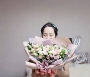 조민아, ♥남편 꽃다발 선물에 행복 "1주년 기념, 감동했어요"