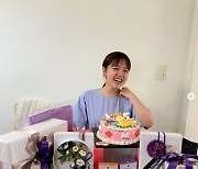 22살 김향기, 선물에 둘러싸인 생일 인증샷 "축하해준 모두 감사"