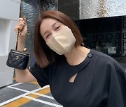 아이비, 선물받은 명품 C사 미니백 공개 "여자들에 항상 명품백 받아"(아이비TV)