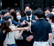 하정우,'수많은 취재진들에게 둘러싸여 법정 나서' [사진]