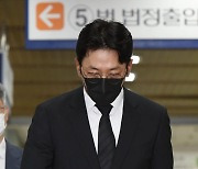 고개 숙인 채 법정 향하는 하정우 [포토]