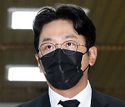 '프로포폴 투약 혐의' 하정우, 첫 공판 출석 "심려 끼쳐드려 죄송"