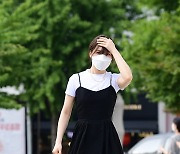 [T포토] 웬디 '앞머리 사수하며 출근~'