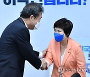 전혜숙 의원과 인사하는 이낙연 후보