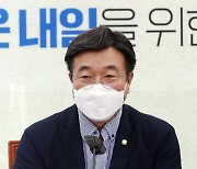 원내대책회의에서 발언하는 윤호중 원내대표