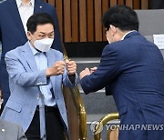 의원들과 인사하는 김기현 원내대표