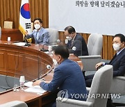 원내대책회의에서 발언하는 김기현 원내대표