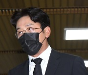 '프로포폴 투약 혐의' 하정우, 첫 공판 출석