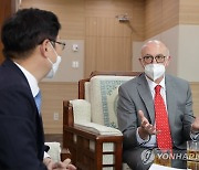 주한 오스트리아 대사와 면담하는 박범계 장관