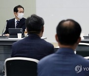 대화하는 정세균 전 총리와 이동호 전국우정노동조합 위원장