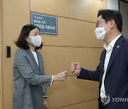 법무부 범죄예방데이터과 직원 격려하는 박범계 장관