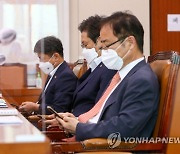 스마트폰 확인하는 문체부 장차관들