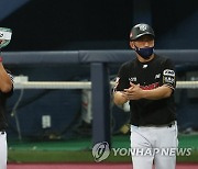 강백호, 마스크 쓰고 2안타