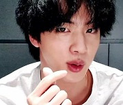 방탄소년단 진, 펌 헤어로 깜짝 등장..콜드플레이와 협업? 관심 폭발