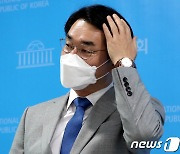 취재진과 대화하는 박용진 후보