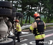 인천공항고속도로서 덤프트럭 전도 '1명 부상'