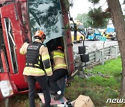 인천공항고속도로서 덤프트럭 넘어지면서 3대 추돌